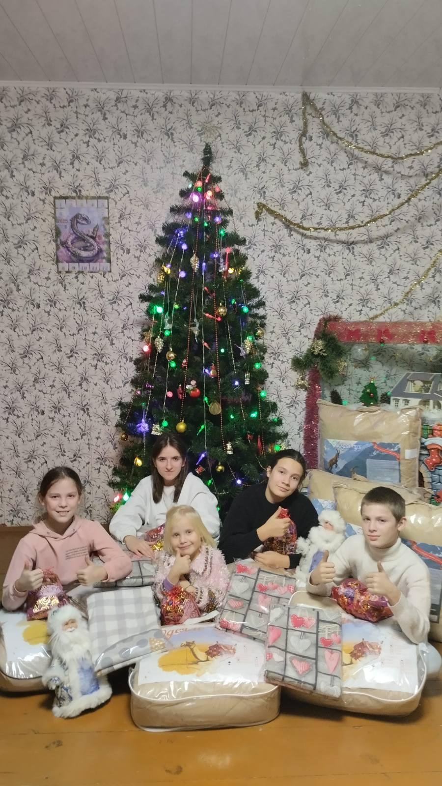 Ошмянское РУП ЖКХ приняло участие в акции "Наши дети". Дети из приемной семьи Рябоконь очень довольны подарками.